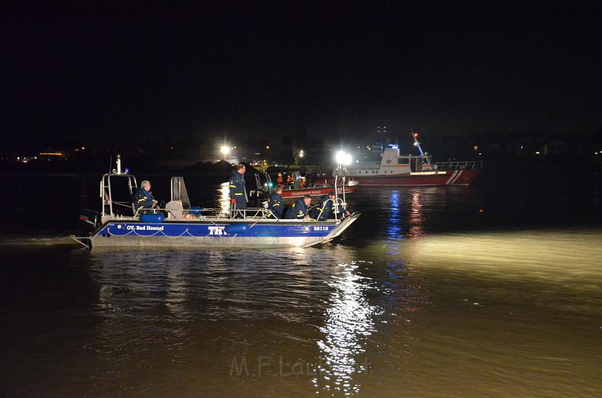 Einsatz BF Koeln PKW im Rhein Mondorf Hersel P086.JPG